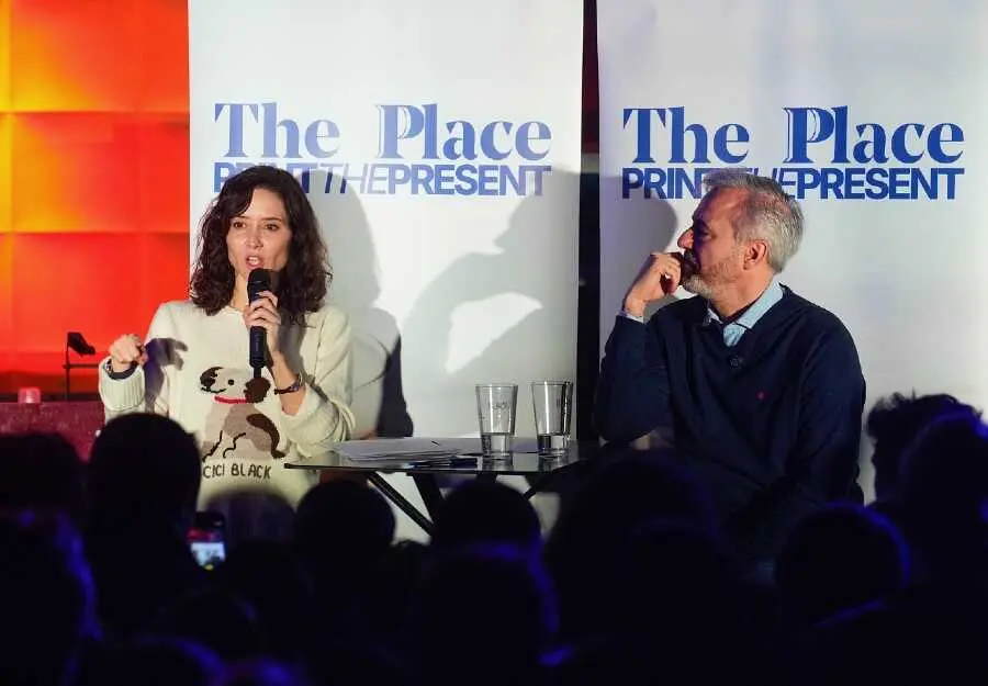 Jorge Azc&oacute;n e Isabel D&iacute;az Ayuso, en un acto con j&oacute;venes en una discoteca de Zaragoza | Foto del PP de Arag&oacute;n
