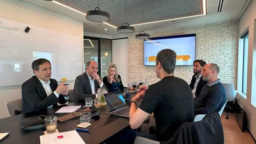 El consejero L&oacute;pez-Valverde, con  el CEO de Pentera y directivos - Foto Comunidad de Madrid