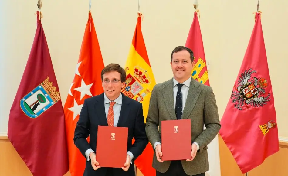 Almeida y Vel&aacute;zquez firman el acuerdo de colaboraci&oacute;n entre ambos ayuntamientos en el Palacio de Cibeles - Foto Ayuntamiento de Madrid