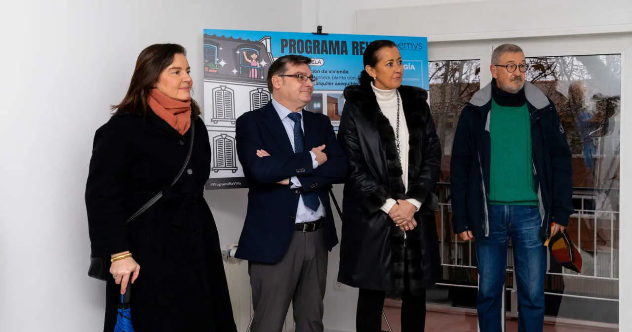 El delegado de Pol&iacute;ticas de Vivienda y presidente de EMVS Madrid, &Aacute;lvaro Gonz&aacute;lez, durante su visita al piso del Programa ReViVa - Foto Ayuntamiento de Madrid