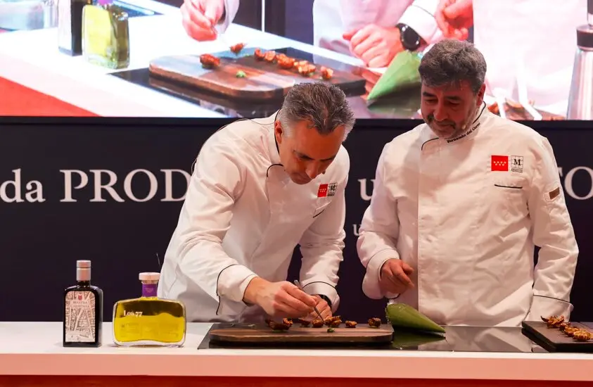 El consejero Novillo, junto al chef Fernando del Cerro - Foto Comunidad de Madrid