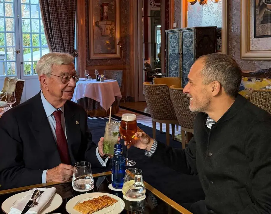 Eduardo Diaz, director de Hospitality Venues y Eventos Comerciales de Mahou, y Rafael Ans&oacute;n, presidente de la Academia Iberoamericana de Gastronom&iacute;a