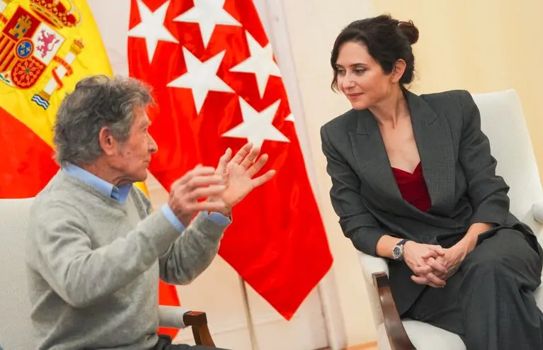 Ayuso recibe al alpinista Carlos Soria tras coronar la cumbre del Manaslu en Nepal - Foto Comunidad de Madrid