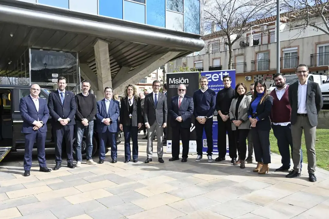 Responsables de Vodafone, la Junta de Andaluc&iacute;a y Ayuntamiento de Alhaur&iacute;n de la Torre - Foto de Vodafone