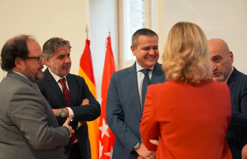 El consejero de Vivienda, Transportes e Infraestructuras, Jorge Rodrigo, durante la  formalizaci&oacute;n de este acuerdo - Foto Comunidad de Madrid