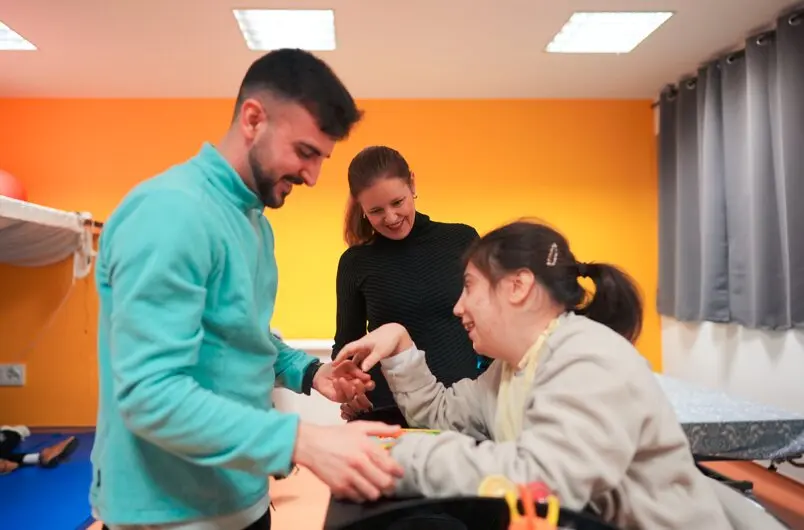 La consejera D&aacute;vila, en el Centro de Rehabilitaci&oacute;n de la  Fundaci&oacute;n Inclusive, en Pinto - Foto Comunidad de Madrid