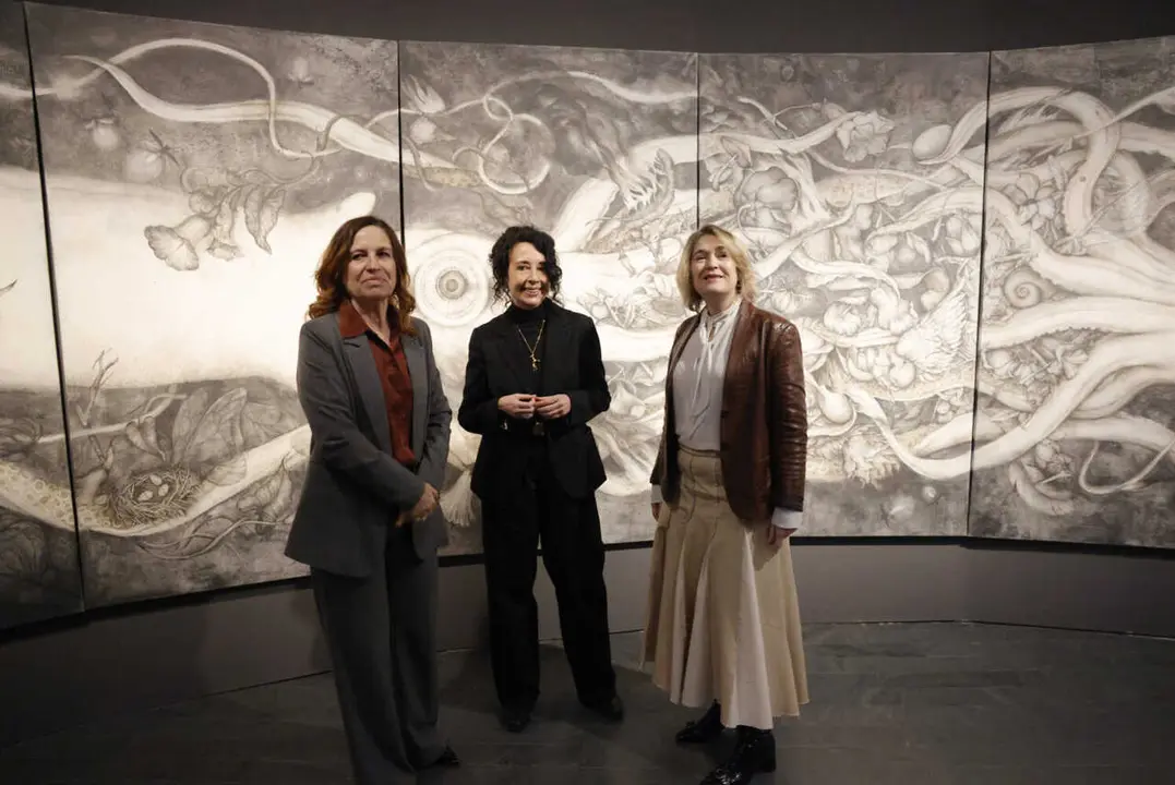 La delegada de Cultura, Turismo y Deporte, Marta Rivera de la Cruz, junto a la artista, Ana Juan, y la directora art&iacute;stica de CentroCentro, Julieta de Haro, durante la presentaci&oacute;n de &lsquo;Wunderkammer&rsquo; en CentroCentro