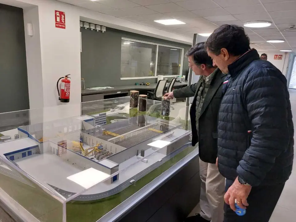 P&aacute;ramo y Reggiardo durante su visita al P.T de Valdeming&oacute;mez