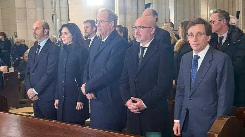 Asistentes a la misa funeral en La Almudena | Foto de Servimedia