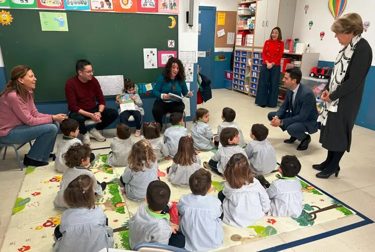 El consejero de Educaci&oacute;n, Ciencia y Universidades ha visitado el proyecto implantado en el colegio Tres Olivos de la capital - Foto Comunidad de Madrid