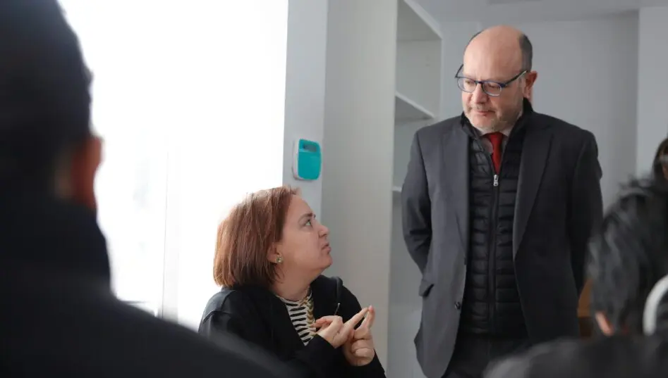 Fern&aacute;ndez en su visita a la Oficina de Vida Independiente (OVIDI) - Foto Ayuntamiento de Madrid
