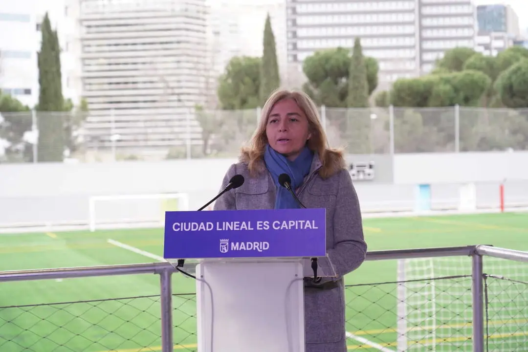 Sanz durante su recorrido por las instalaciones del campo de f&uacute;tbol y en el momento de su intervenci&oacute;n
