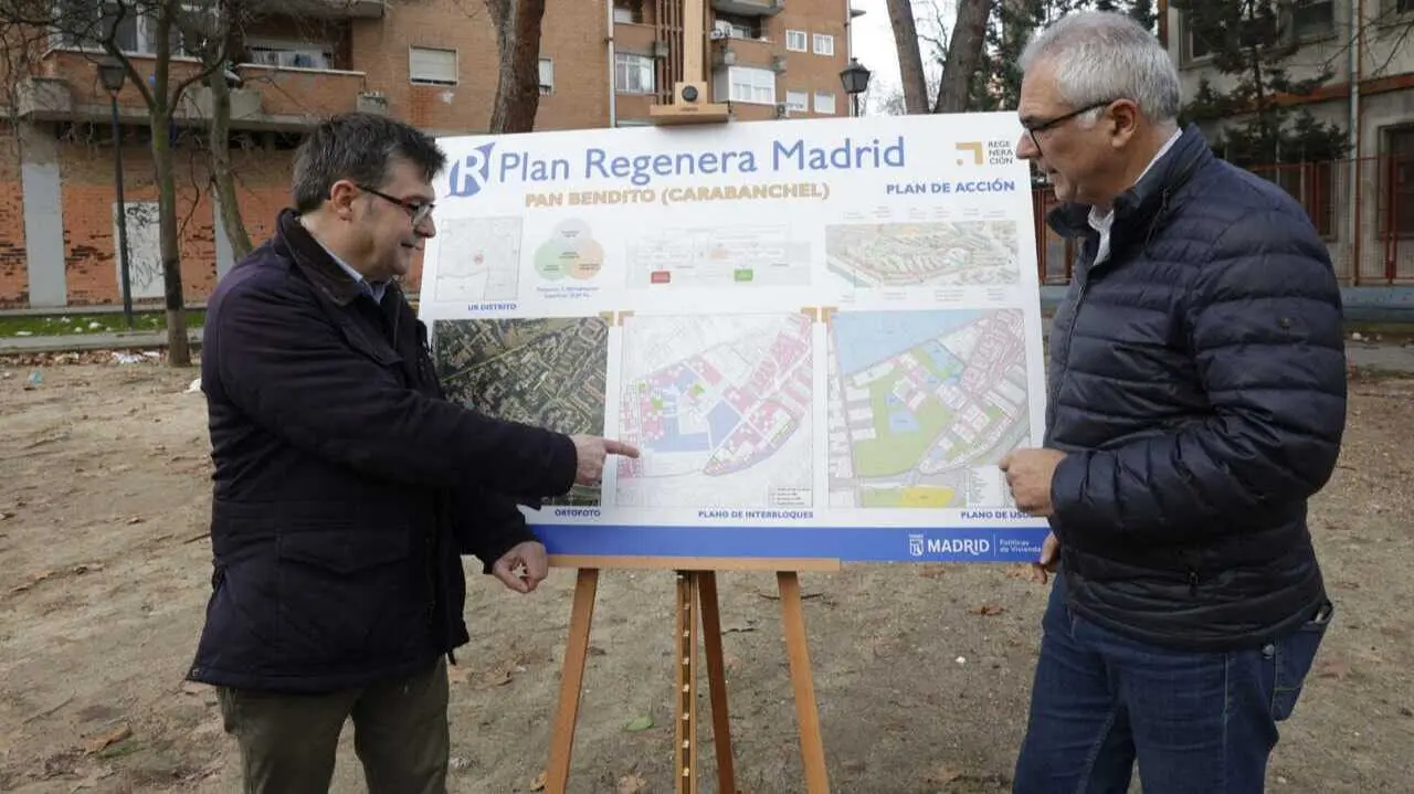 Gonz&aacute;lez e Izquierdo durante la presentaci&oacute;n del Plan Regenera