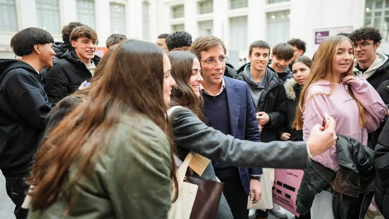 El alcalde de Madrid con estudiantes | Foto de Ayuntamiento de Madrid/ Alejandro Olea