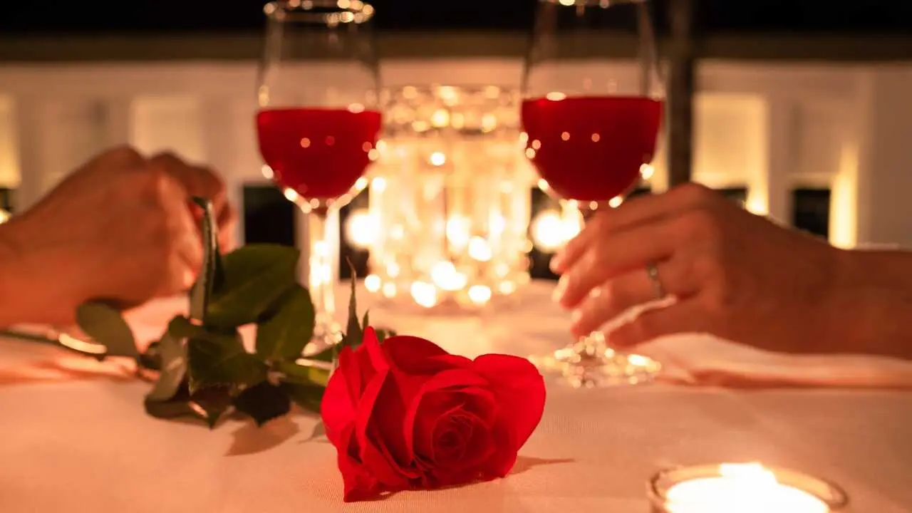 Pareja brindando en San Valent&iacute;n
