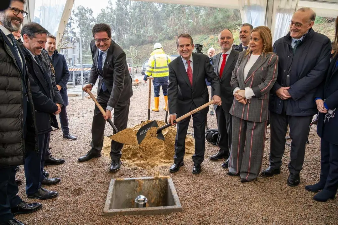 &Oacute;scar L&oacute;pez y Abel Caballero, junto a otros asistentes a la colocaci&oacute;n de la primera piedra de la f&aacute;brica de Sparc en Vigo -Foto de Indra
