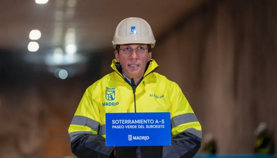 Almeida durante la visita a la conexi&oacute;n de dos frentes de excavaci&oacute;n del t&uacute;nel de la A-5 - Foto Ayuntamiento de Madrid