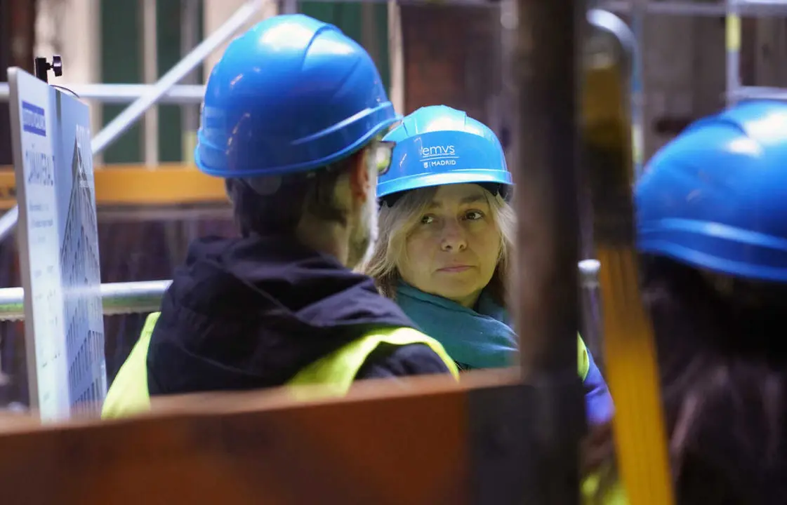 La vicealcaldesa, Inma Sanz, durante su visita a las obras de Ca&ntilde;averal 7 - Foto Ayuntamiento de Madrid