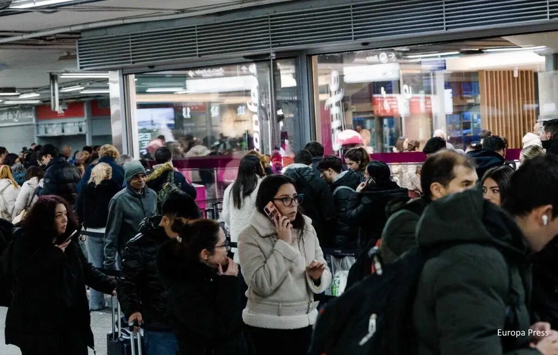 Pasajeros hacen cola en una estaci&oacute;n de tren - Foto del Defensor del Pueblo