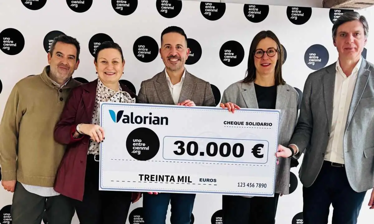 Momento de la entrega del cheque entre las organizaciones - Foto de Valorian