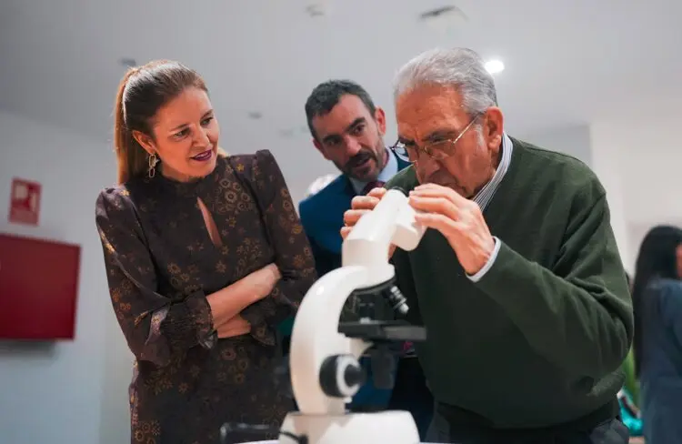 La consejera D&aacute;vila ha asistido hoy a una de las sesiones de Ciencia en Residencia - Foto Comunidad de Madrid