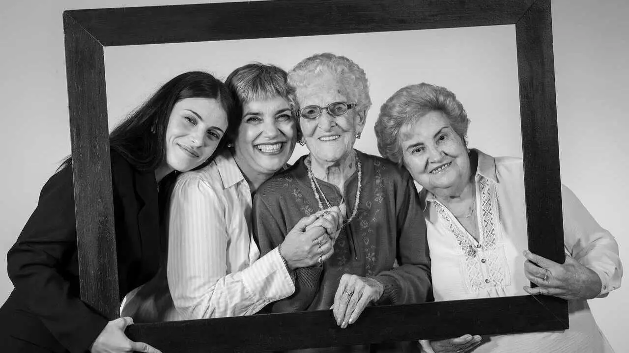 Exposici&oacute;n Madrile&oacute;s centenarios_Regina con su hija, nieta y bisnieta, 2024