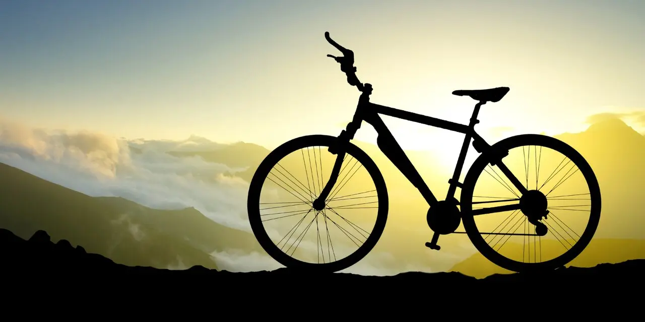 Bicicleta en monta&ntilde;a - Foto de Biletskiy Evgeniy de Getty Images