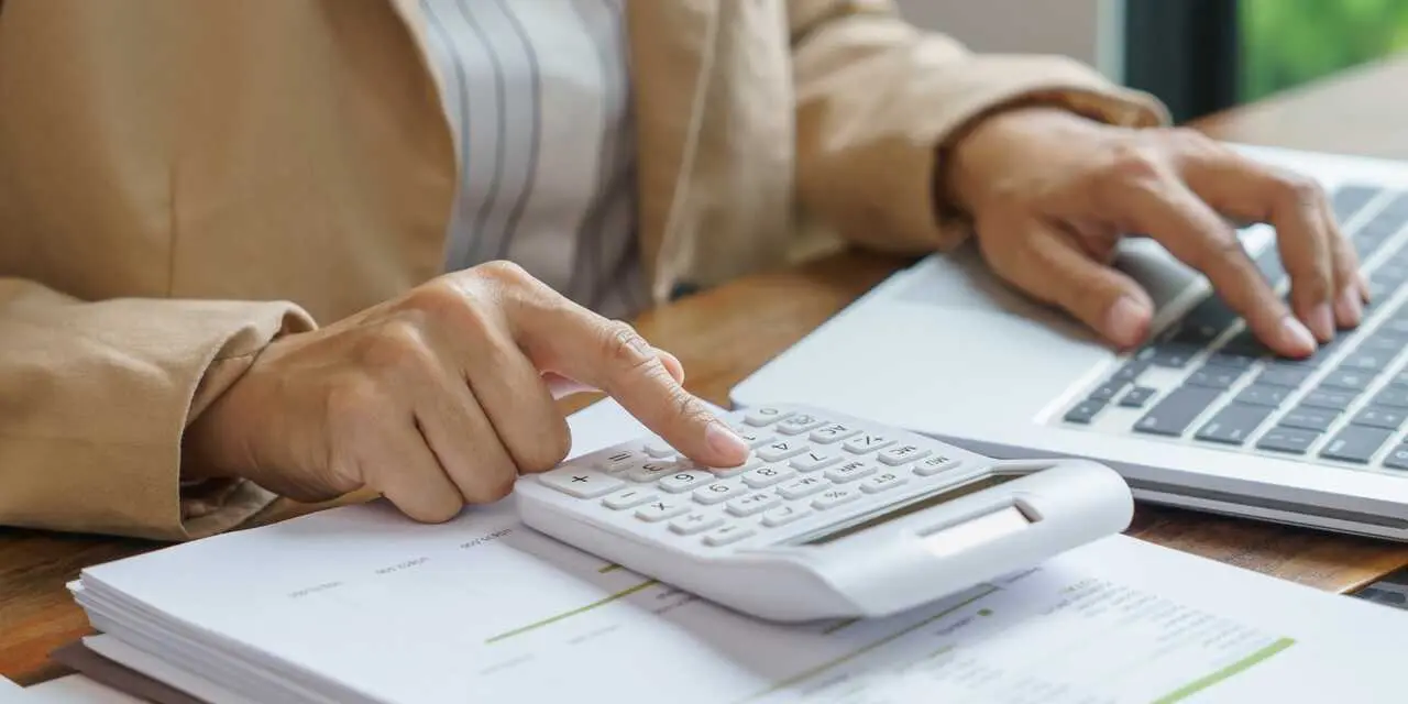 Calculando presupuesto - Foto de charliepix (Canva)