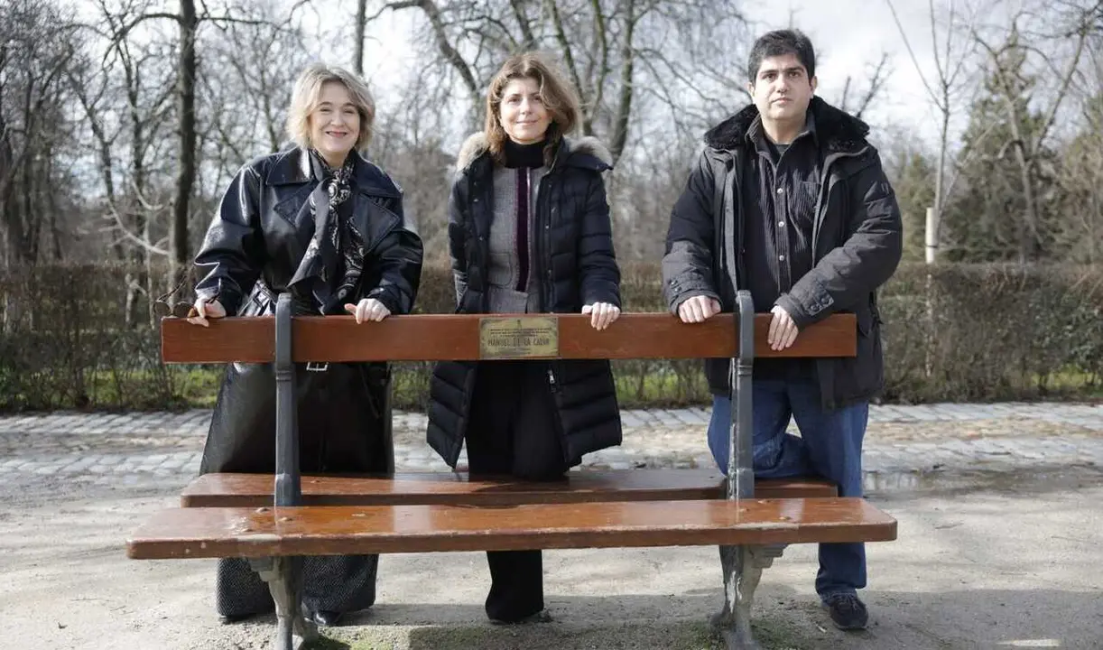 Rivera de la Cruz con los familiares de Manuel de la Calva en la presentaci&oacute;n de su placa conmemorativa - Foto Ayuntamiento de Madrid