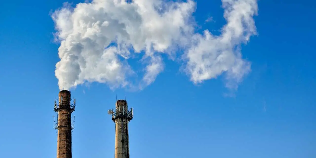 Emisiones nocivas a la atm&oacute;sfera procedentes de la industria. Gases de efecto invernadero y calentamiento global - Foto de Alexandrum79 de Getty Images (Canva)