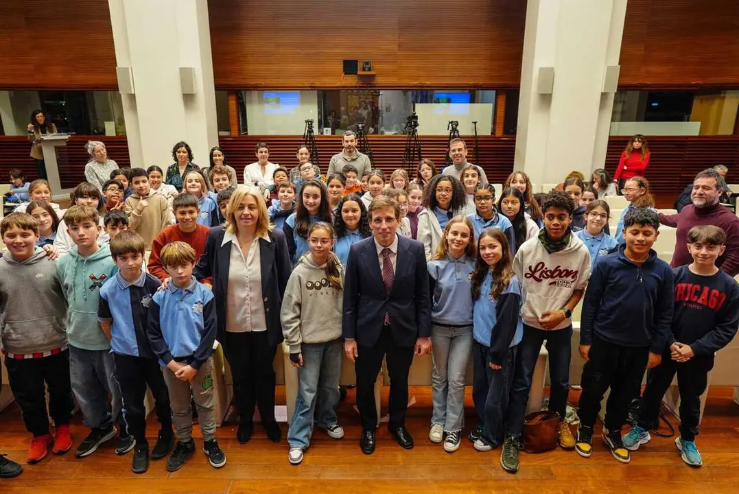 Almeida y Sanz, durante la inauguraci&oacute;n de la jornada &lsquo;J&oacute;venes contra el ciberacoso: espacios online libres de violencia&rsquo; - Foto Ayuntamiento de Madrid
