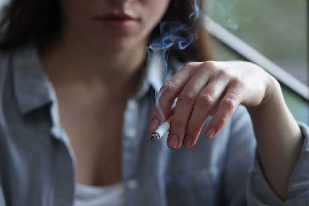 Mujer con un cigarrrillo en la mano | Foto de 123RF/ liudmilachernetska