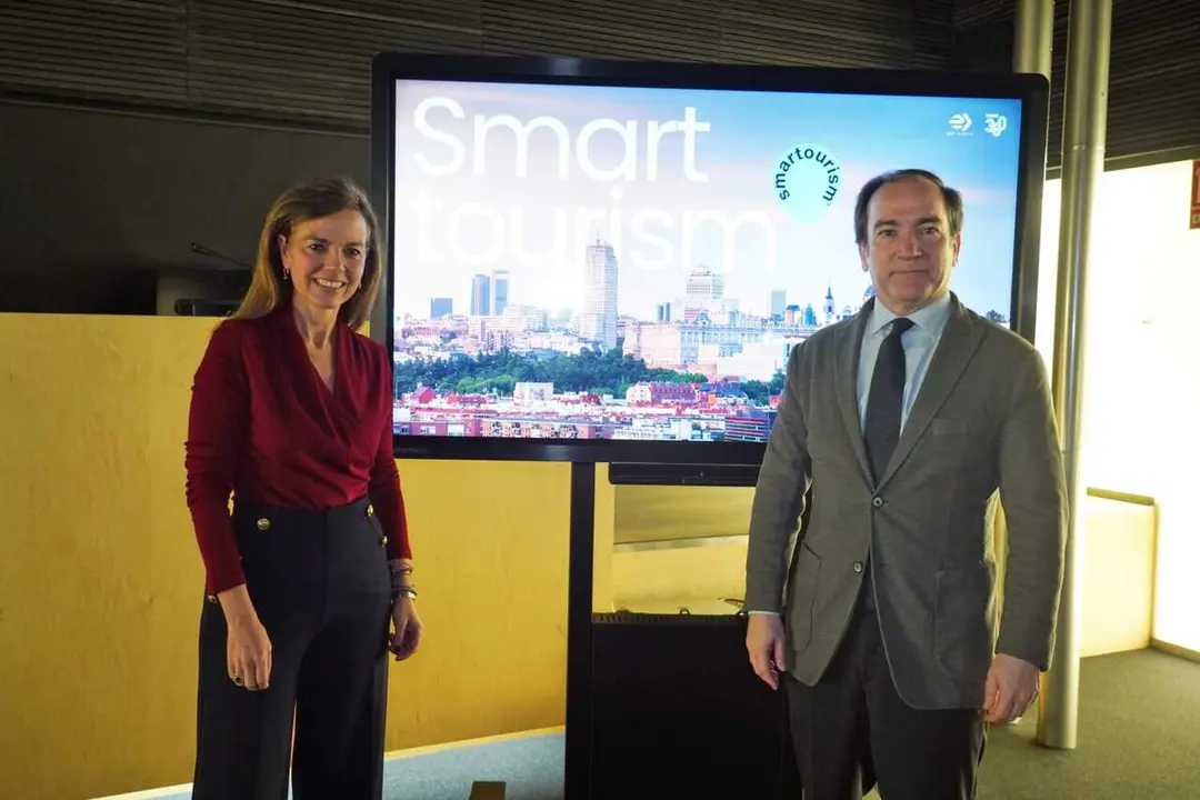 Carabante y Ma&iacute;llo durante la presentaci&oacute;n de la nueva herramiento Smart Tourism de EMT Madrid