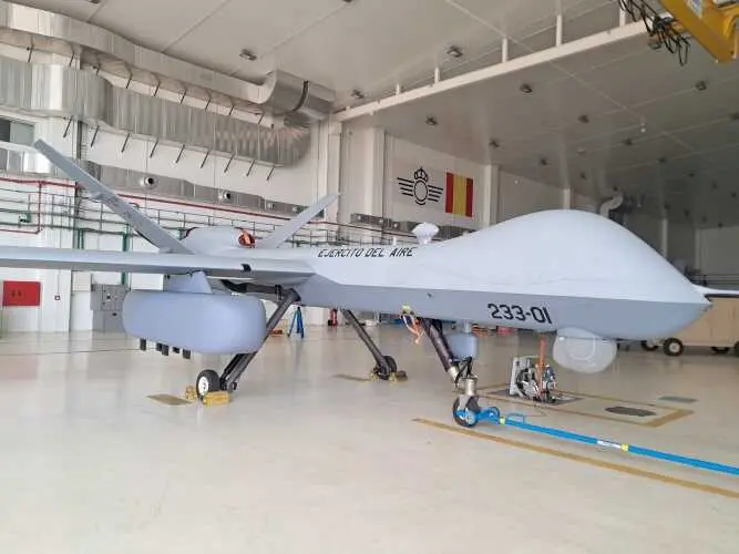El Predator B con el POD SOAR bajo el ala derecha - Foto del Ej&eacute;rcito del Aire y del Espacio
