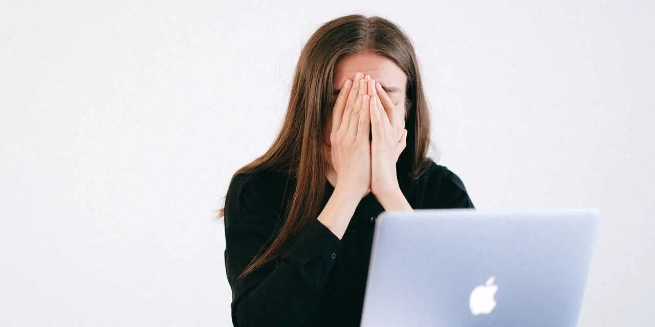 Mujer desesperada - Foto de Anna Shvets de Pexels (Canva)