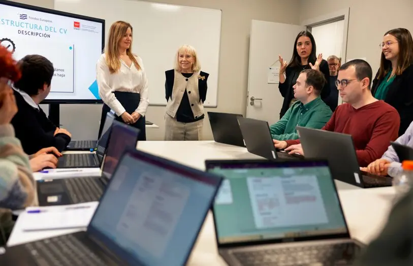 La consejera D&aacute;vila, en  Servicio de Inserci&oacute;n Sociolaboral (SERPAIS) - Foto Comunidad de Madrid