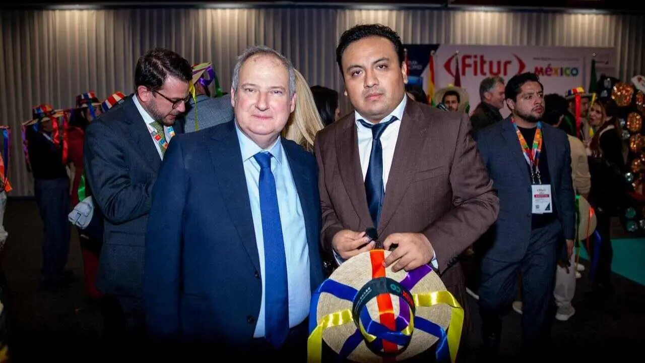 Ronaldo El&iacute;as &Aacute;guila (izda), presidente fundador del CONAJOMX, durante su activa participaci&oacute;n en FITUR 2026