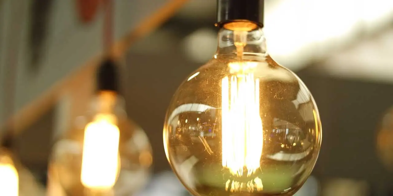 Bombilla encendida - Foto de Burak The Weekender de Pexels (Canva)