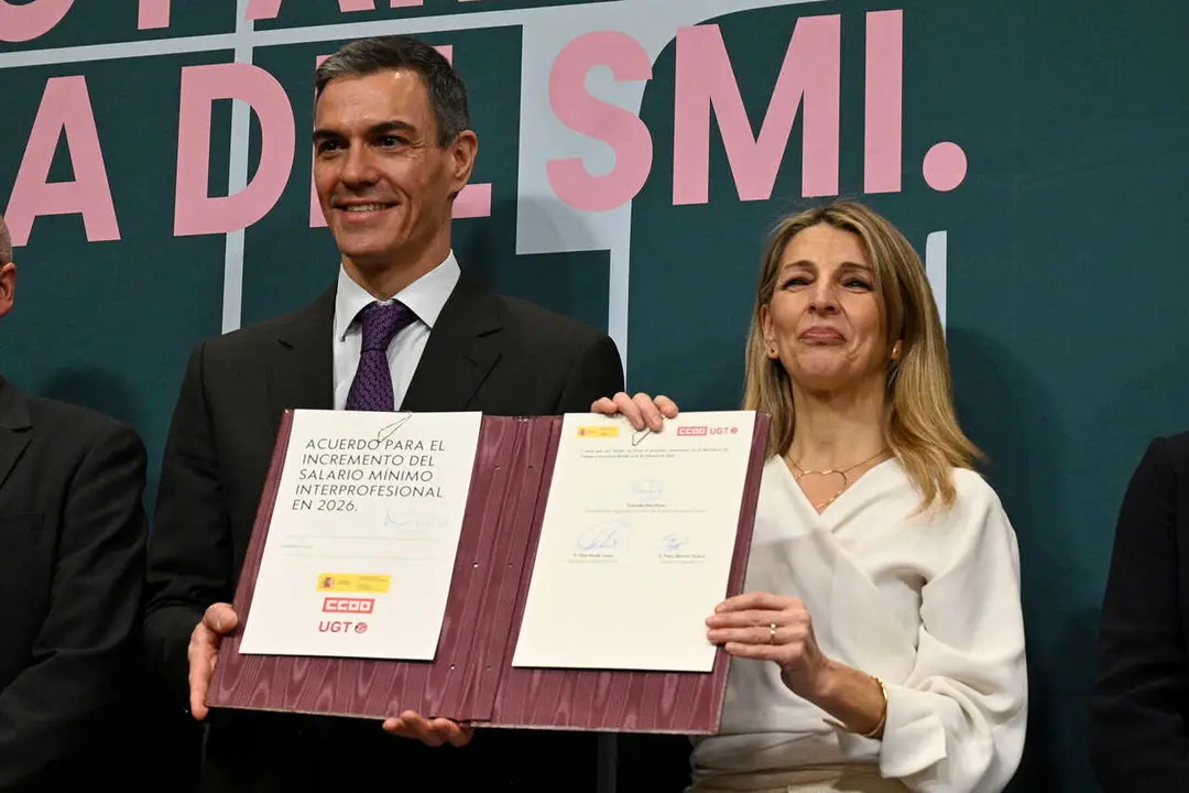 Pedro S&aacute;nchez y Yolanda D&iacute;az, al suscribir el acuerdo de subida del SMI - Foto de Pool Moncloa/Jos&eacute; Manuel &Aacute;lvarez