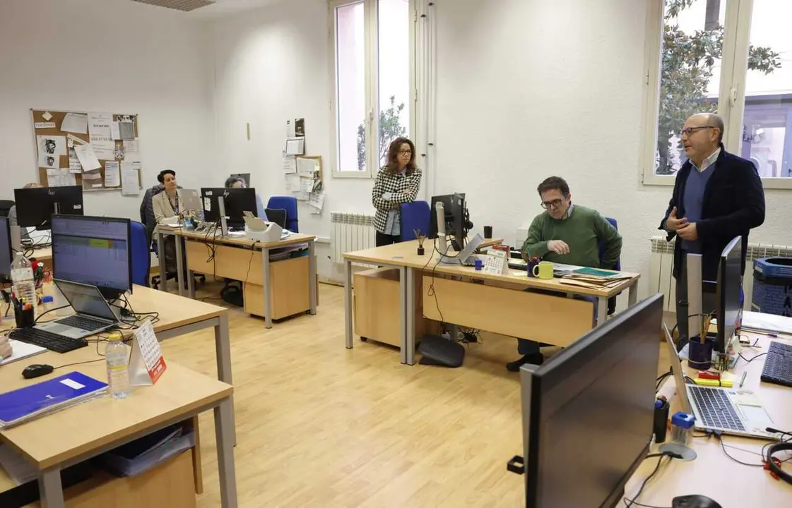 Fern&aacute;ndez en la oficina de tramitaci&oacute;n de las Tarjetas Familia del distrito de Tetu&aacute;n - Foto Ayuntamiento de Madrid