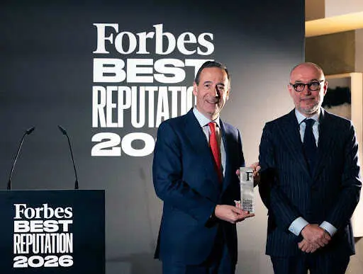 Gonzalo Gort&aacute;zar, consejero delegado de CaixaBank, y Andr&eacute;s Rodr&iacute;guez, editor de Forbes