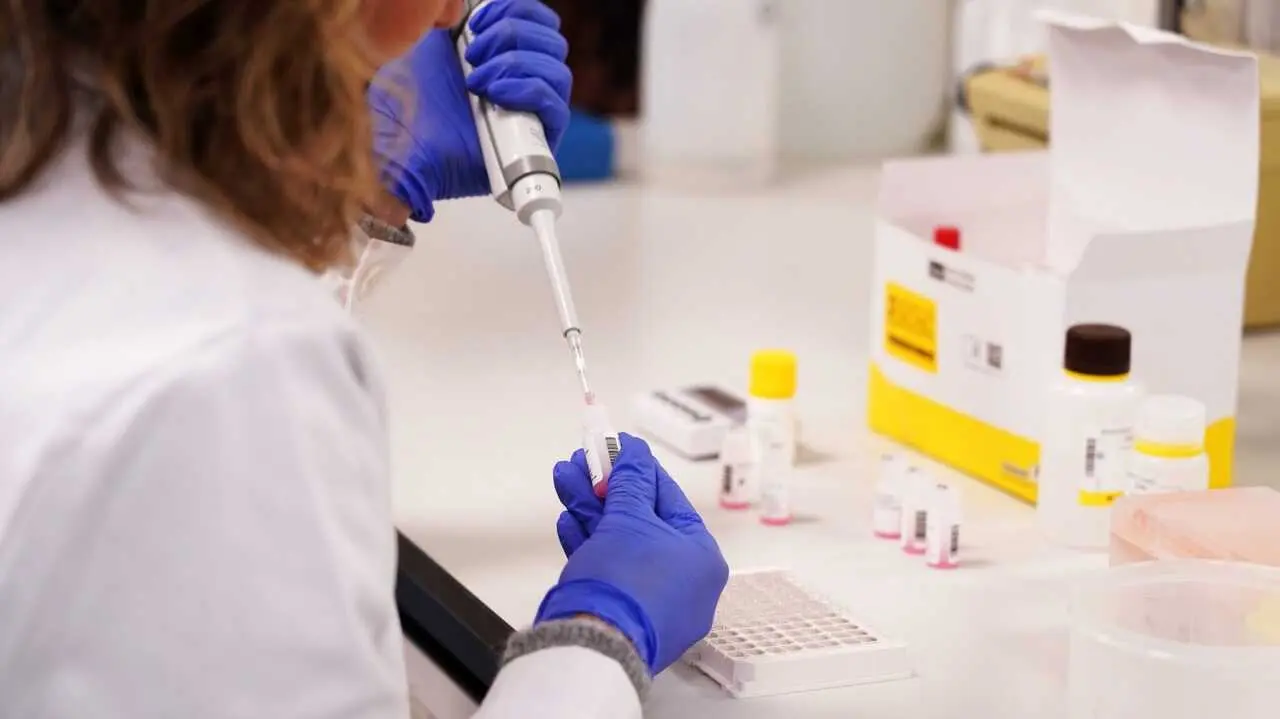 Una trabajadora del Laboratorio de Salud P&uacute;blica de Madrid Salud manipula unas muestras