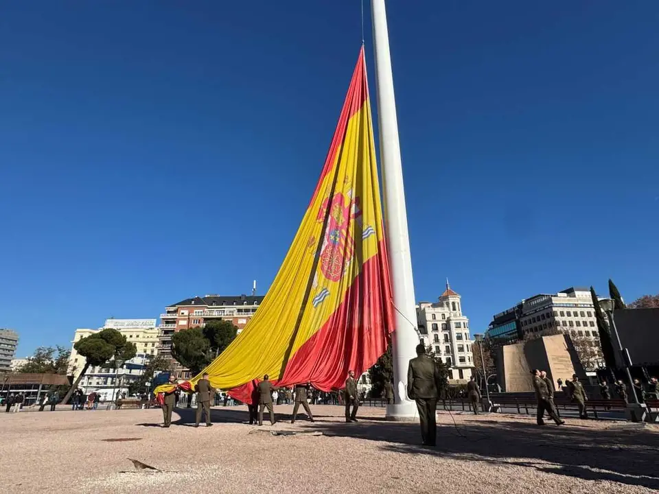 Un izado de bandera en Col&oacute;n -Foto de Ej&eacute;rcito de Tierra