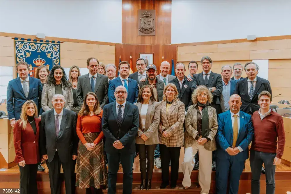 Corporaci&oacute;n municipal de las Rozas representada por PP, Vox, PSOE y M&aacute;s Madrid con el alcalde, Jos&eacute; Luis de la Uz junto a Dani Guerrero, padre de Isa, y Gonzalo Rodr&iacute;guez, vicepresidente del Patronato de CRIS Contra el C&aacute;ncer.