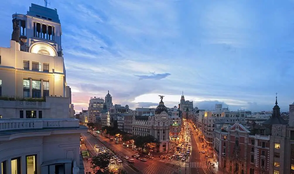Atardecer en Madrid con perspectivas de la Gran v&iacute;a con Alcal&aacute; - Foto Ayuntamiento de Madrid