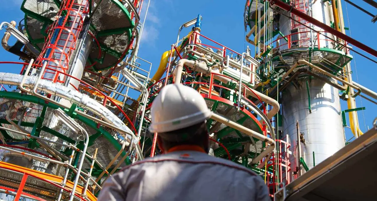 Operario mira instalaciones - Foto de Repsol