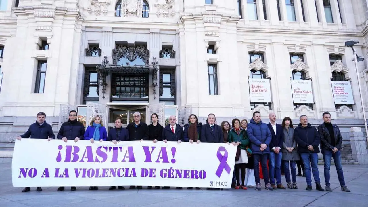 El alcalde de Madrid, Jos&eacute; Luis Mart&iacute;nez-Almeida, acompa&ntilde;ado de varios miembros del Gobierno municipal y de representantes de los grupos pol&iacute;ticos durante el minuto de silencio
