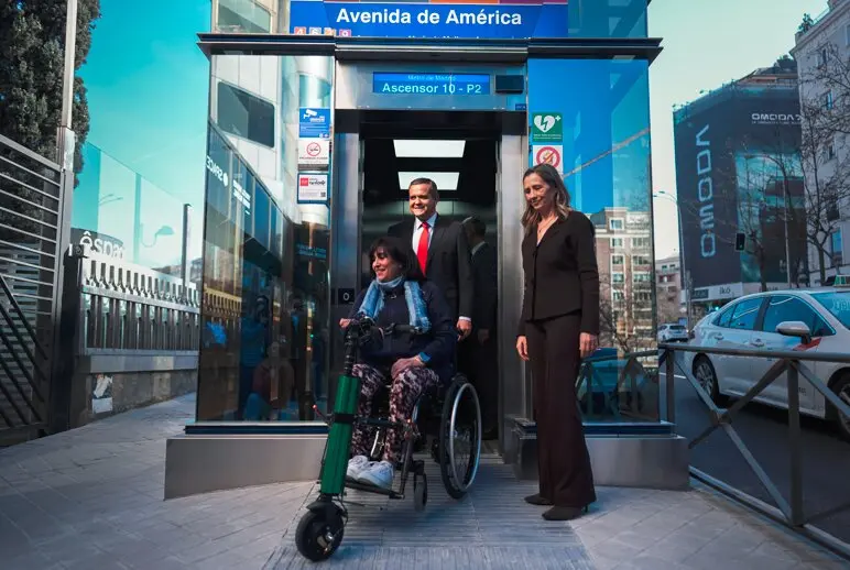 El consejero Rodrigo, en la  estaci&oacute;n de Metro de Avenida de Am&eacute;rica - Foto Comunidad de Madrid