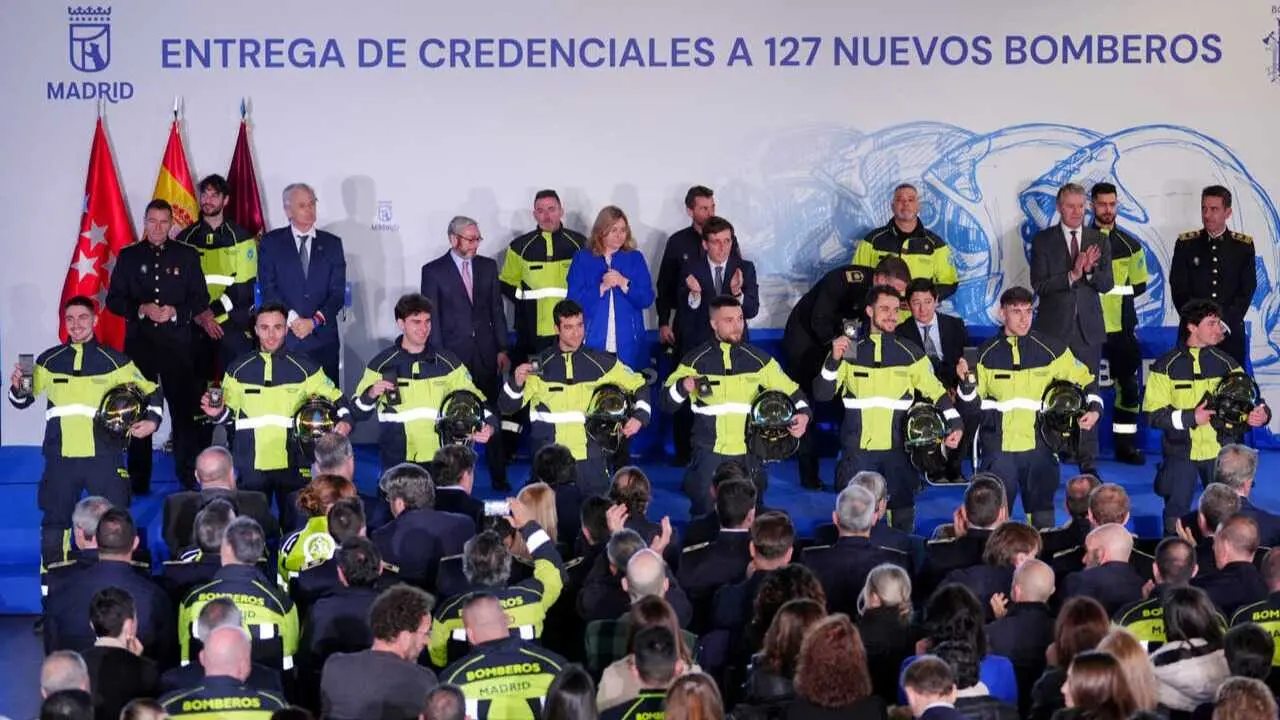 Almeida, junto a Sanz, entrega las credenciales a los nuevos bomberos municipales