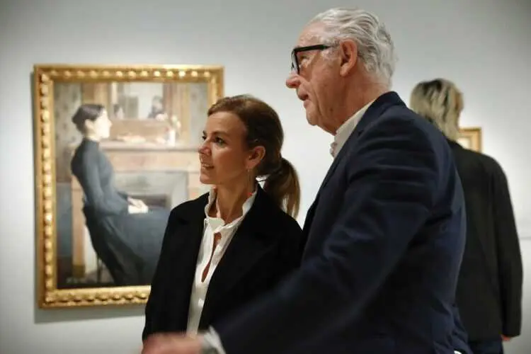 Ma&iacute;llo junto al director gerente del museo, Evelio Acevedo, en la exposici&oacute;n &lsquo;Hammersh&oslash;i. El ojo que escucha&rsquo;